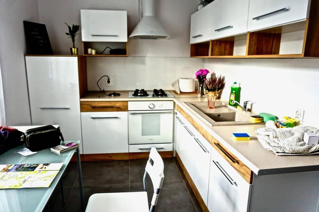 Sunshine Parkside Hideaway - 3 Bedroom - By Upstairs クラクフ エクステリア 写真